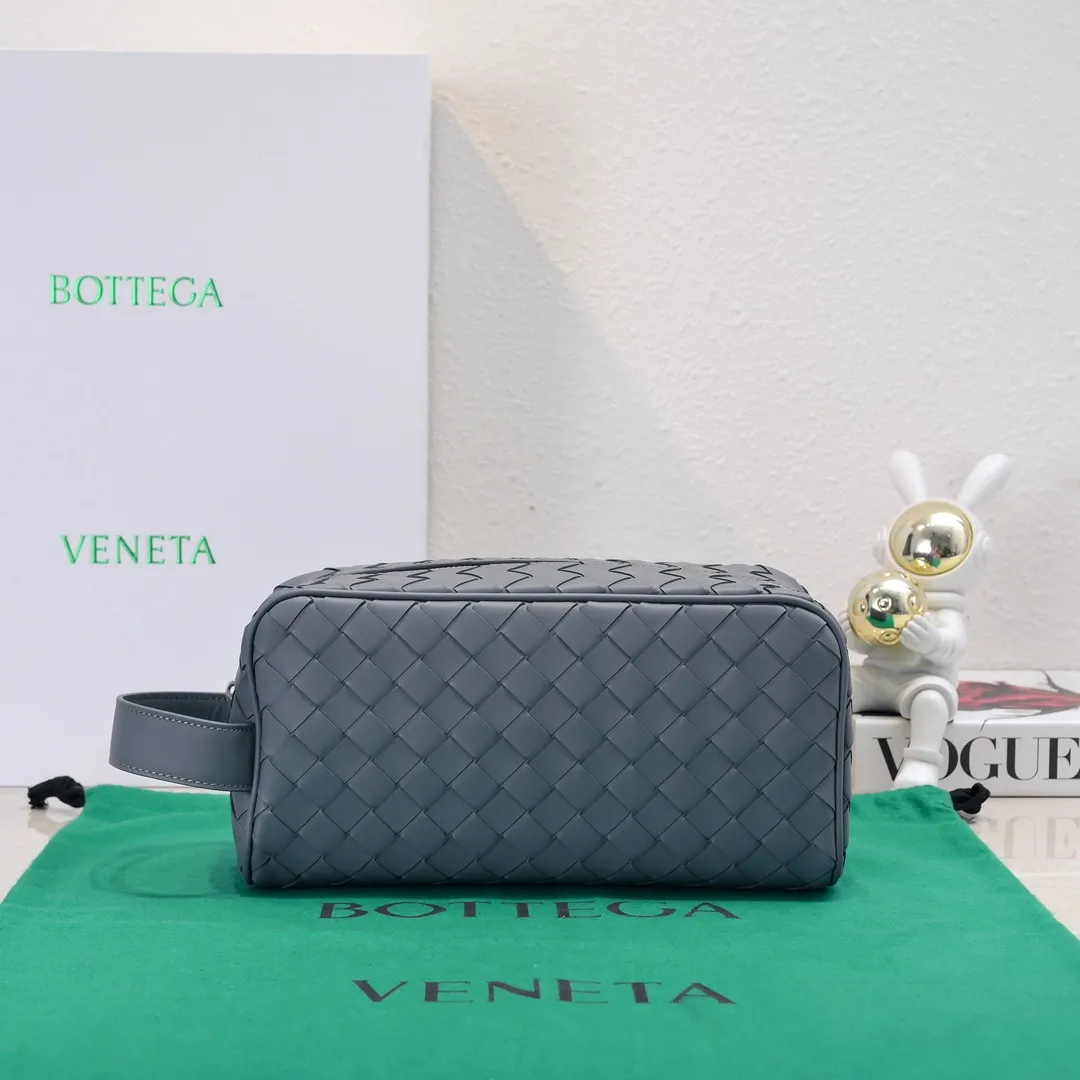 Batch 1280 BOTTEGA VENETA 2024 new INTRECCIATO classic toiletry bag, the choice of discerning people. The low-key luxury quality is the interpretation of its brand. If you like low-key BV, it is the first choice~~ Style number: 7799 Size: 26*13*10cm